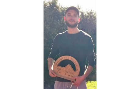 Nicolas sur la première marche du podium au challenge de l'AUVEZERE 